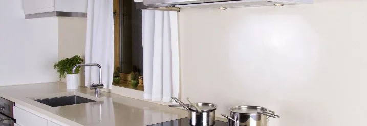 Moderne Küche mit Dunstabzugshaube